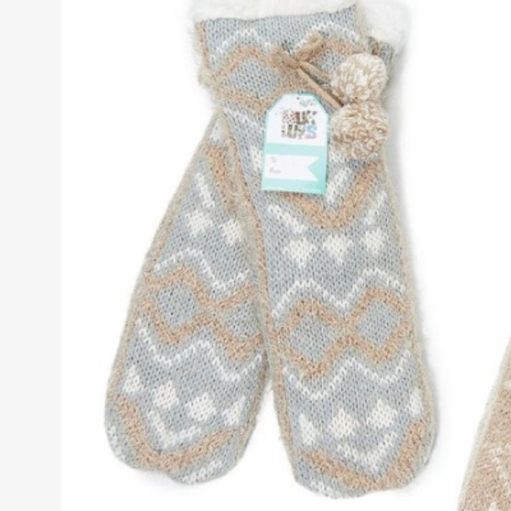 NWT Muk luk Shea butter infused Sherpa gripper socks size large/extra large